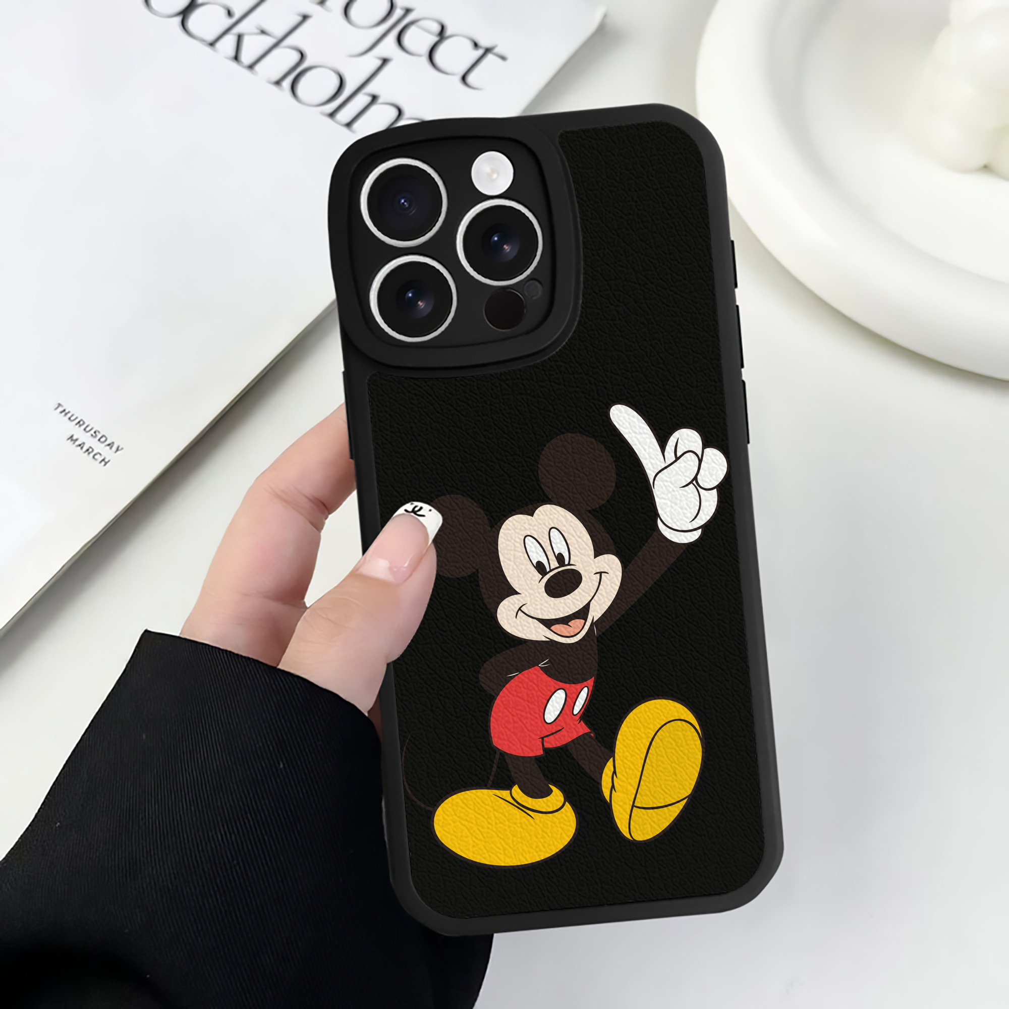 （画像用） ミッキーマウス Mickey Mouse 【iPhone 16シリーズ対応】シリコンスマホケース（レザー調） 材質：シリコン